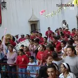 La gente se va incorporado por las calles para brincar la danza del chinelo