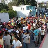 Sobre las calles principales de Tlaltizapán , las personas se empiezan a unir en los chinelos