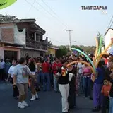 Sobre las calles principales de Tlaltizapán , las personas se empiezan a unir en los chinelos