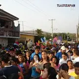 Sobre las calles principales de Tlaltizapán , las personas se empiezan a unir en los chinelos
