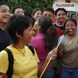 Nuestra amiga imponiendo la moda de beber con una bomba de fumigación