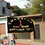 Bandera ondeando por las calles de Tlaltizapán en carnaval