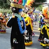 Podemos ver unos trajes de chinelo hechos a mano , carnaval 2006