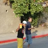 En las calles encontramos a las personas que van de camino a los chinelos