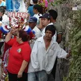 Tanto calles como aceras se llenan de gente en carnaval
