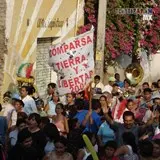 Las banderas son elementos esenciales en el carnaval, aportando color, movimiento y simbolismo a la festividad
