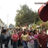La gente se empieza a reunir para dar el recorrido brincando chinelos