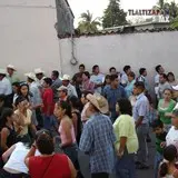 Ya reunida la gente en las calles , disfrutan de la danza del chinelo