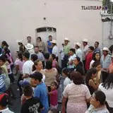 Ya reunida la gente en las calles , disfrutan de la danza del chinelo