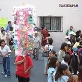 Gente lista para bailar chinelos y otros en la venta