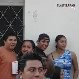 Amigos esperan que pase la comparsa que más  les gusta , para unirse a ella