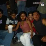 Los amigos se reúnen y sonríen para la foto