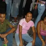 Amigos juntos reunidos para disfrutar el carnaval y dejar un buen recuerdo