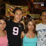 Amigos descansando de un día de carnaval