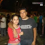 Linda pareja que nos regala una sonrisa para la foto