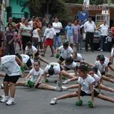 Los alumnos de las escuelas en el desfile de carnaval