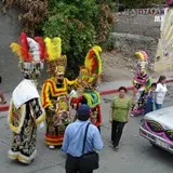 Chinelos luciendo sus trajes hechos a mano