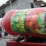 Botella de jarrito gigante en un carro alegórico