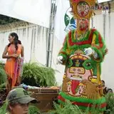 Chinelo acompañando a una de las reinas de carnaval