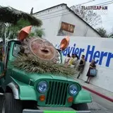 Jeep decorado con un sol