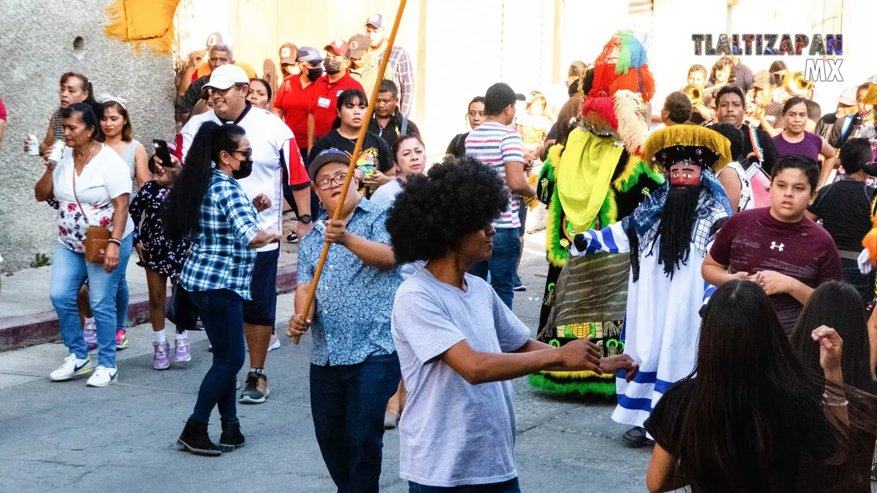 Sobre la Avenida Amador Salazar avanza la comparsa.