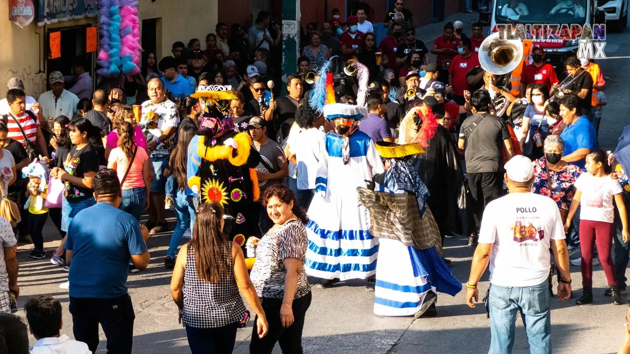 Recorrido del chinelo en calle Vicente Guerrero en Tlaltizapán Morelos.