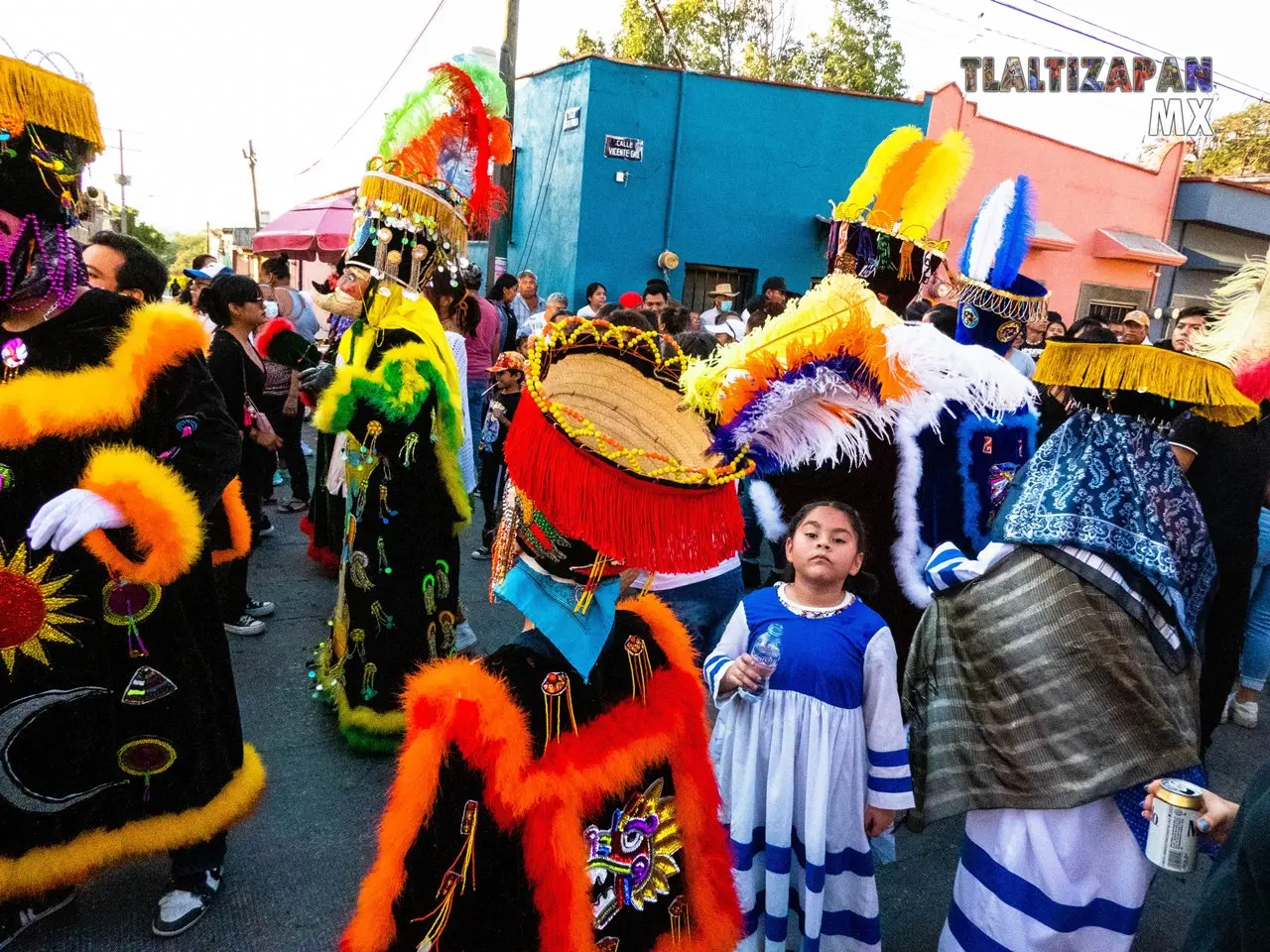 Grupo de chinelos brincando al son de la banda en Tlaltizapán Morelos.