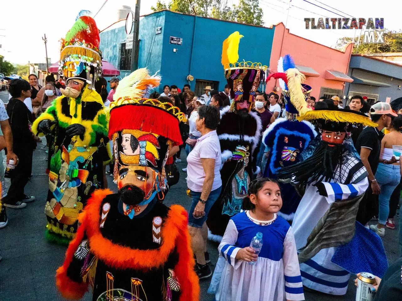 Grupo de chinelos brincando al son de la banda en Tlaltizapán Morelos.