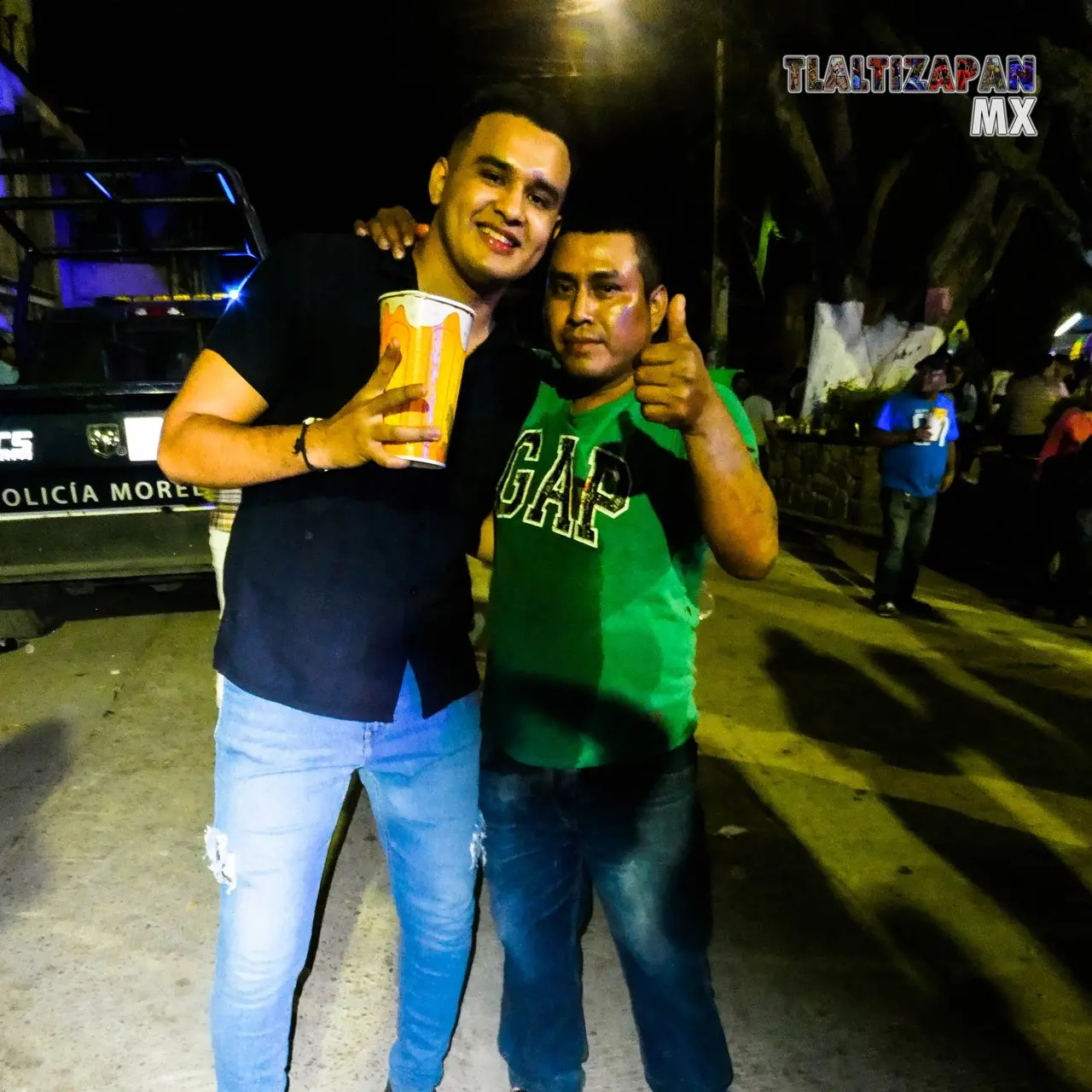 Par de amigos sobre la avenida después del brinco de chinelo.