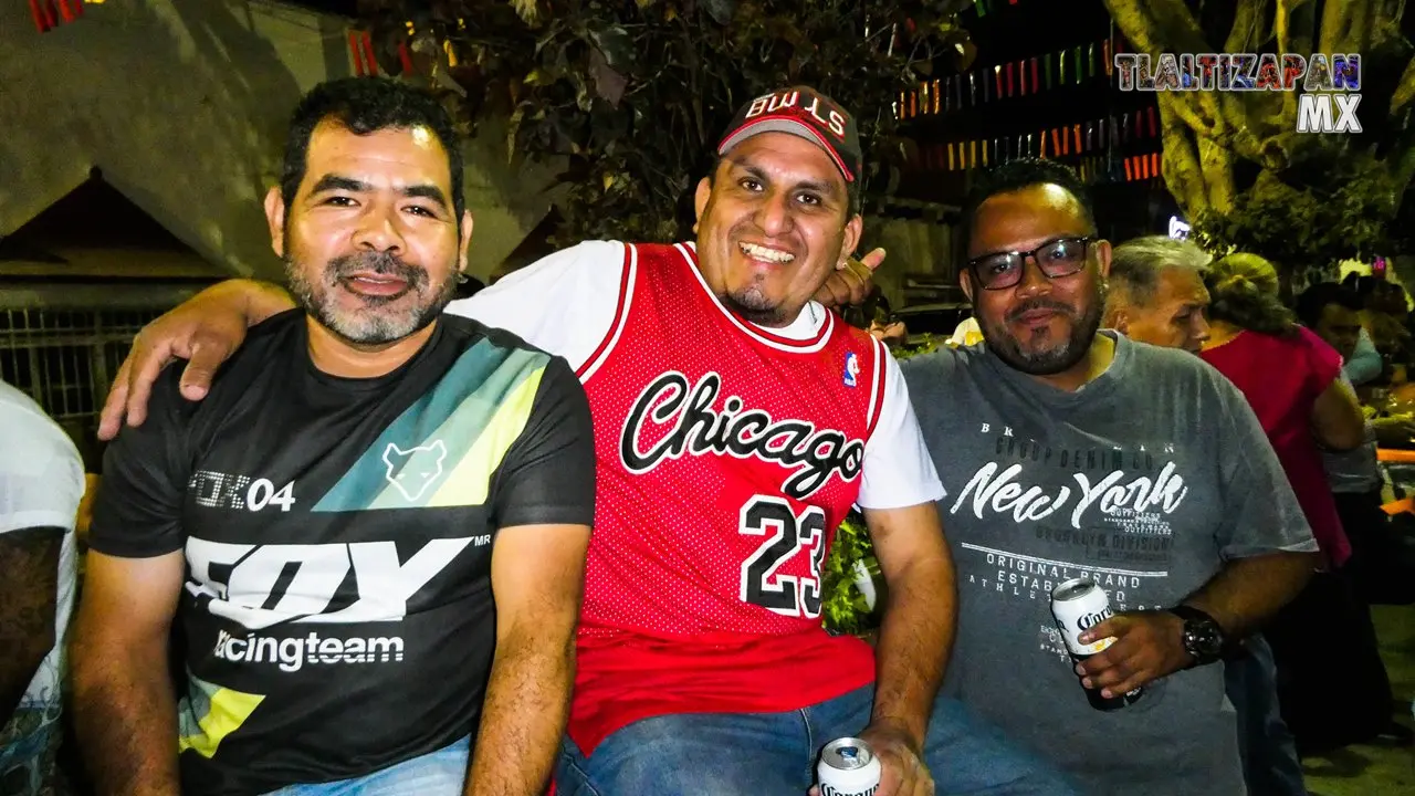 Los amigos de Tlaltizapán disfrutando la noche.
