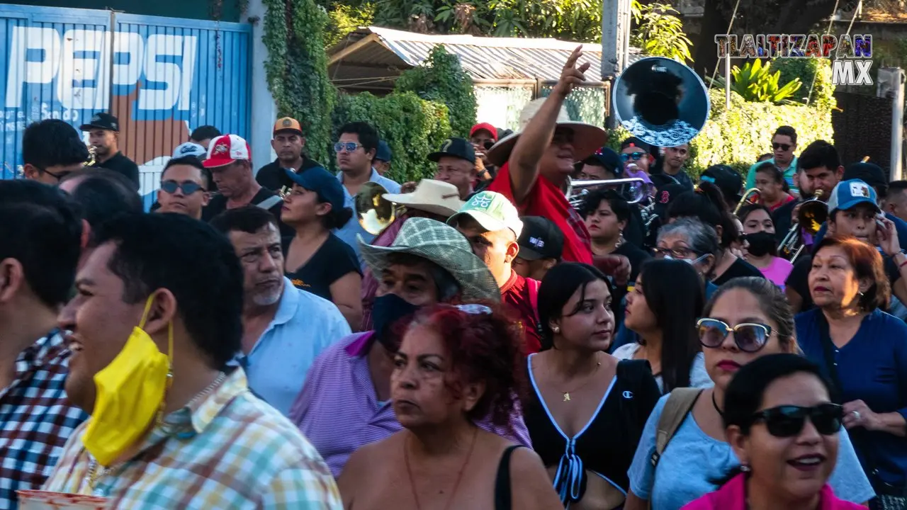 La comparsa avanza sobre la avenida el jueves de carnaval.