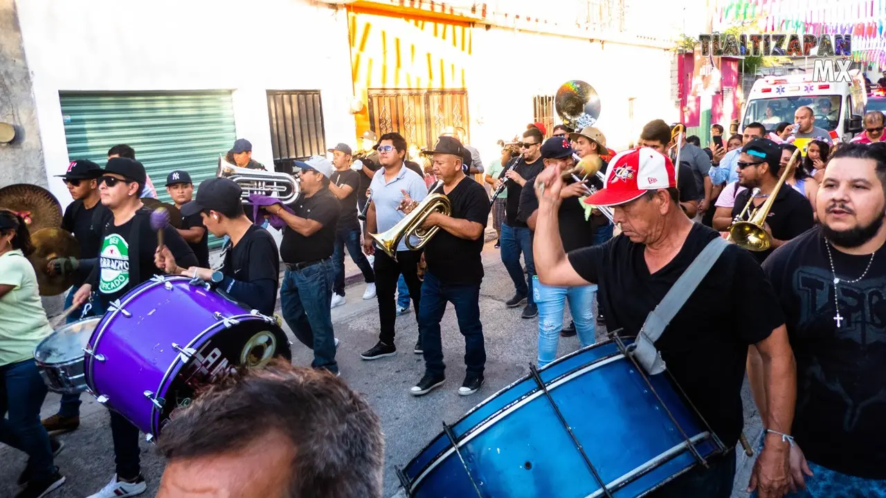 La banda de viento sobre la avenida Amador Salazar en Tlaltizapán.