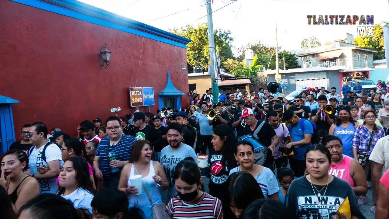 La banda de viento sobre la calle Vicente Guerrero en Tlaltizapán.