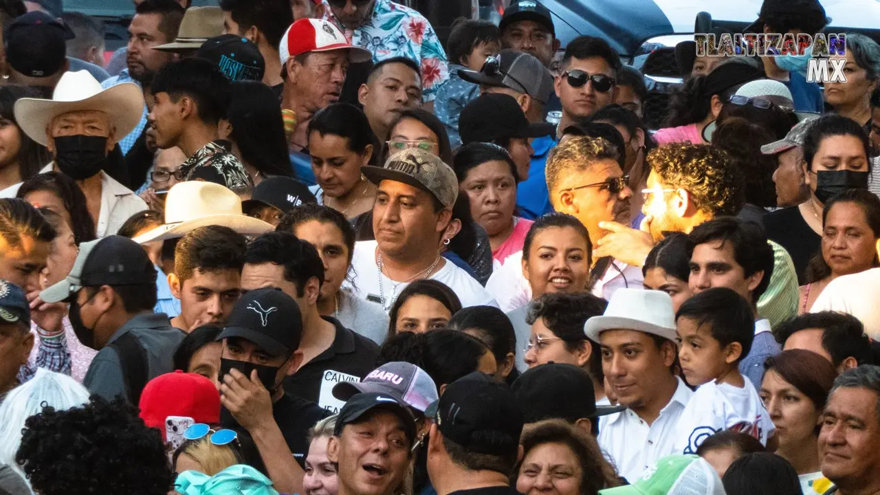 Recorrido de las viudas en la calle Vicente Guerrero el jueves de carnaval.