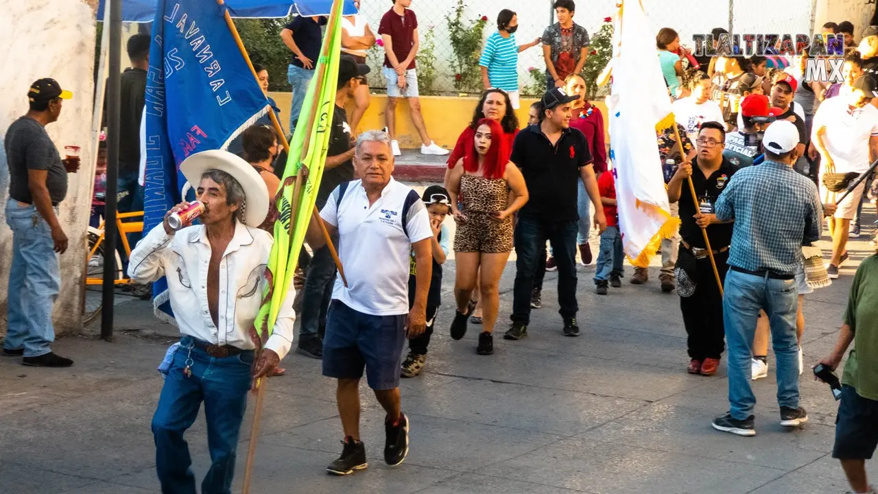 Las banderas avanzan al frente de la comparsa el jueves de carnaval.