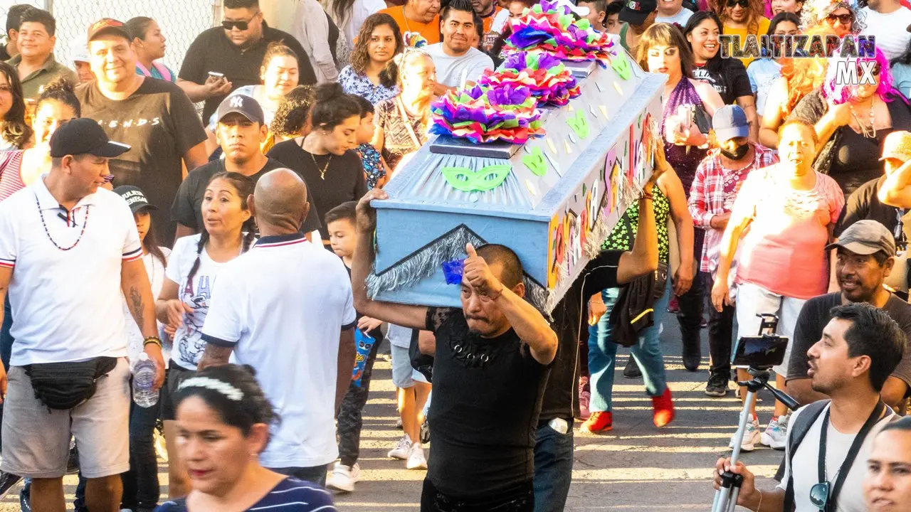 El féretro del mal humor en el jueves de carnaval en Tlaltizapán.