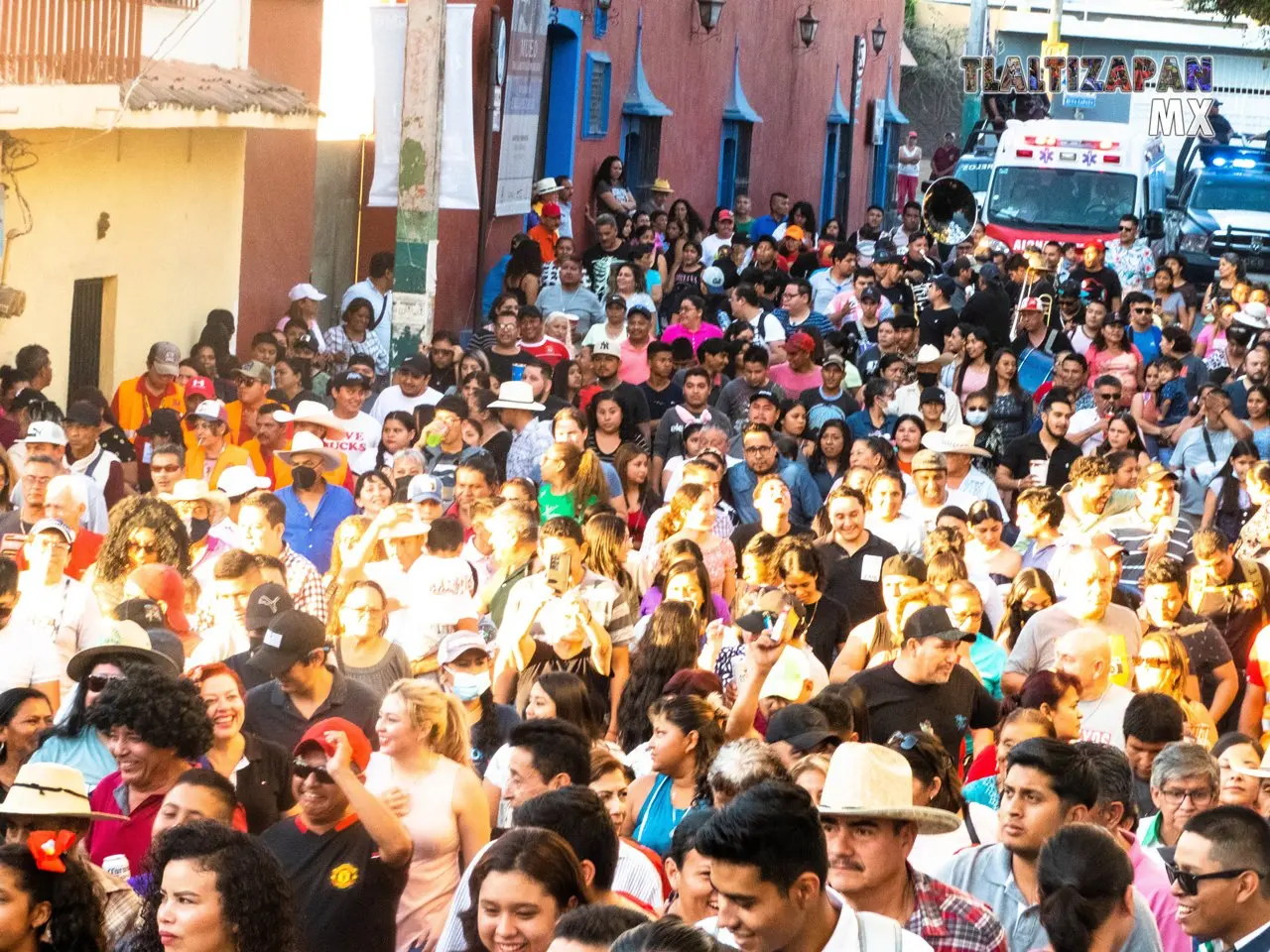 La comparsa avanza sobre la calle Vicente Guerrero en Tlaltizapán.