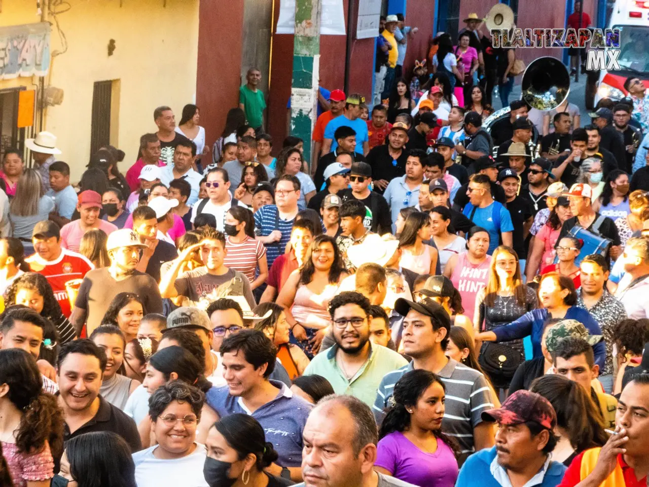 La gente que acompaña el recorrido el jueves de carnaval.