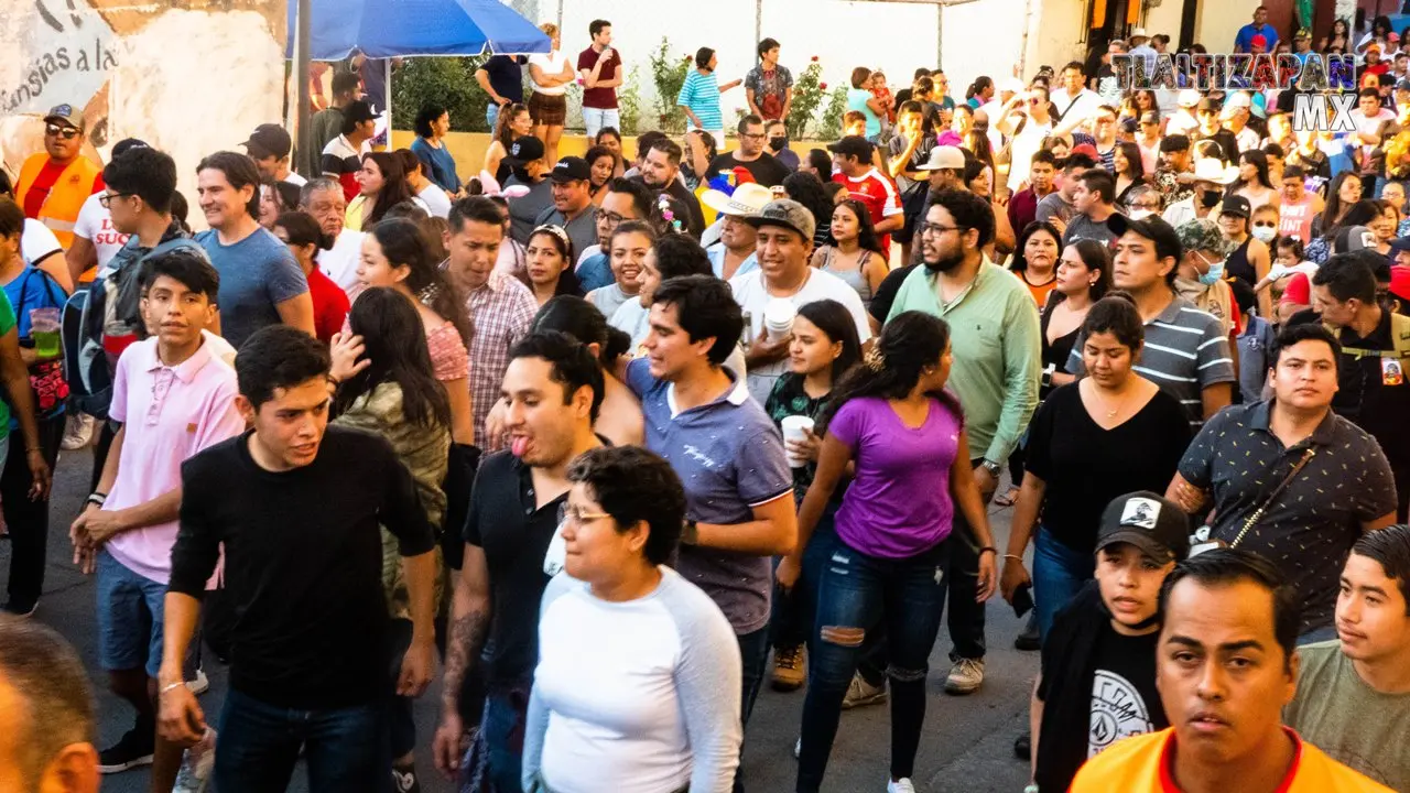 Acompañando el recorrido por la quema al mal humor en Tlaltizapán.
