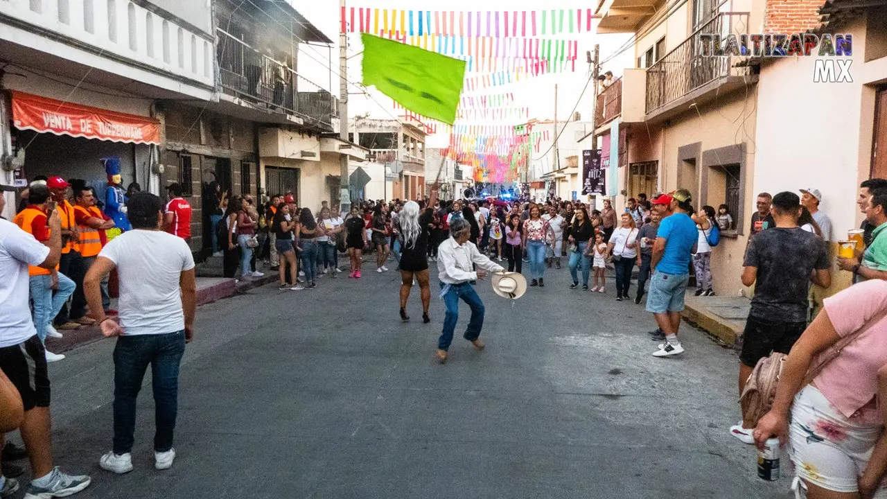 Se ondean las banderas porque la comparsa avanza.