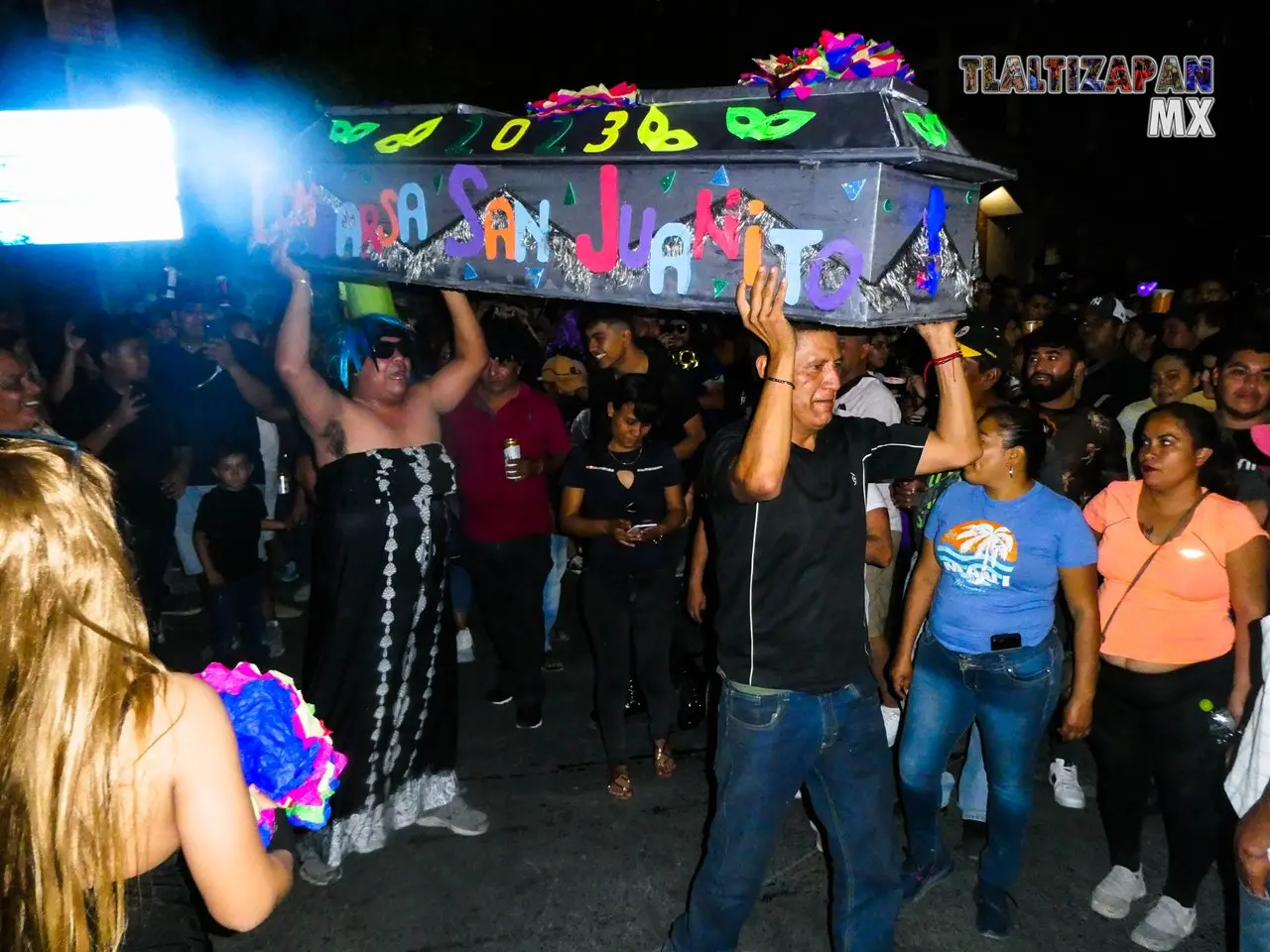 Recorrido de las viudas el jueves de carnaval en Tlaltizapán.