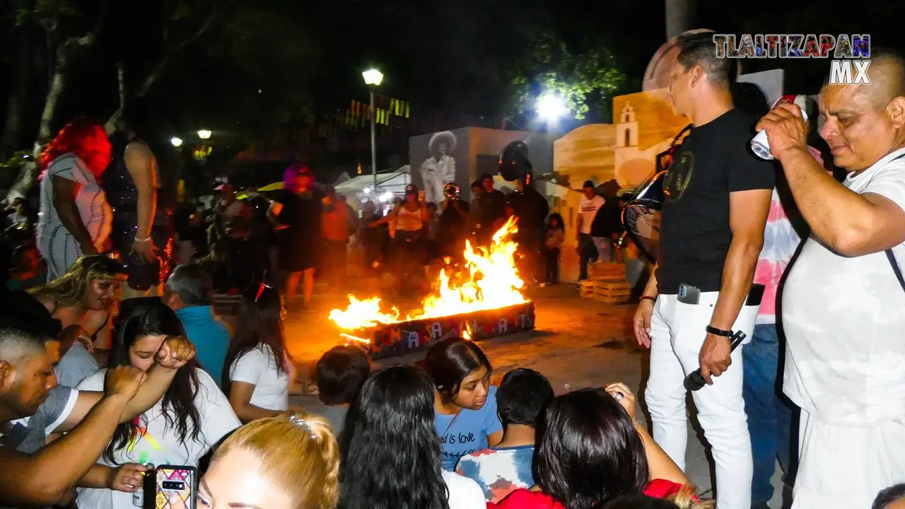 Quema al mal humor en el carnaval de Tlaltizapán Morelos.