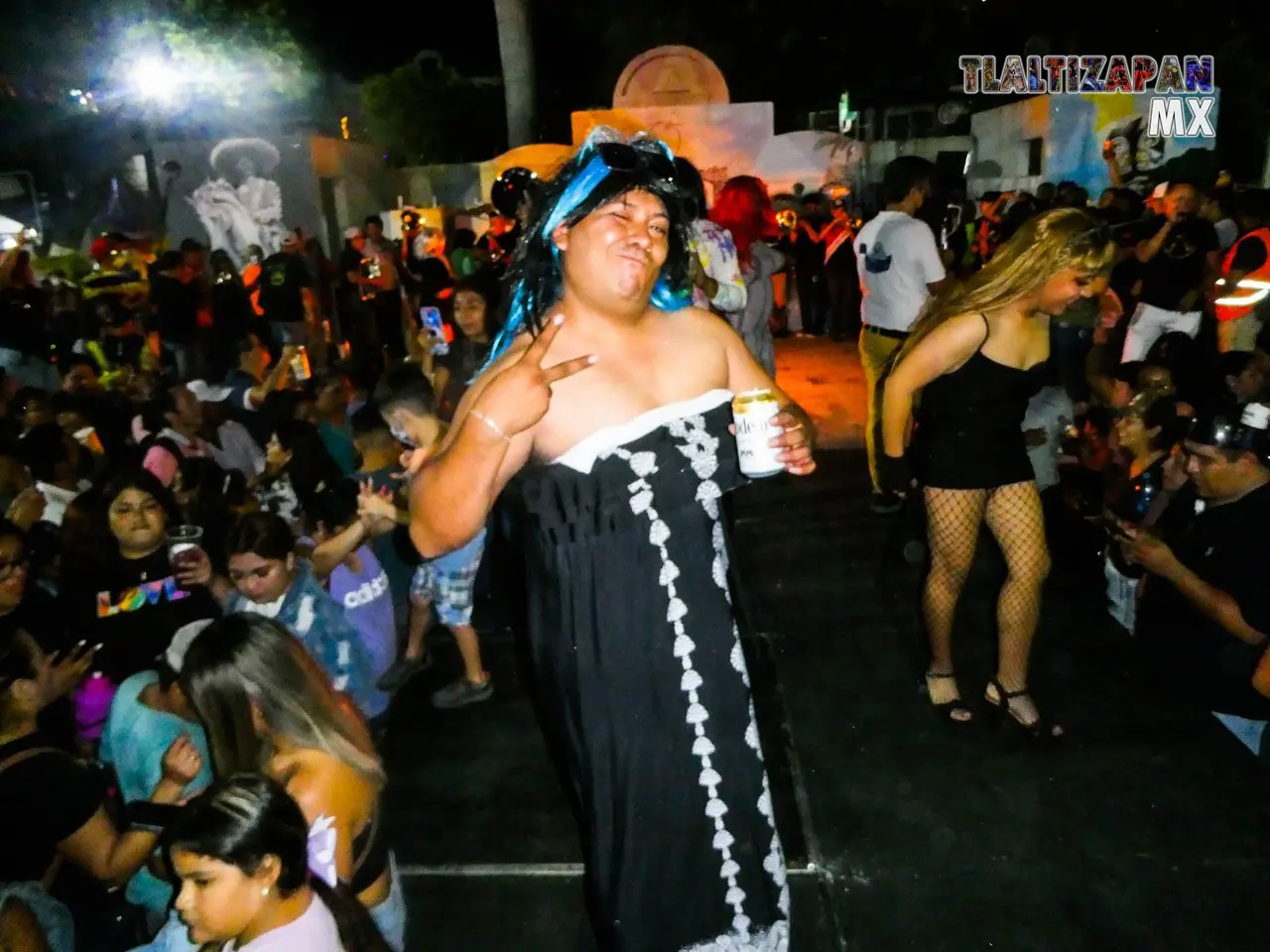 Las viudas han subido a la tarima en el centro de Tlaltizapán.