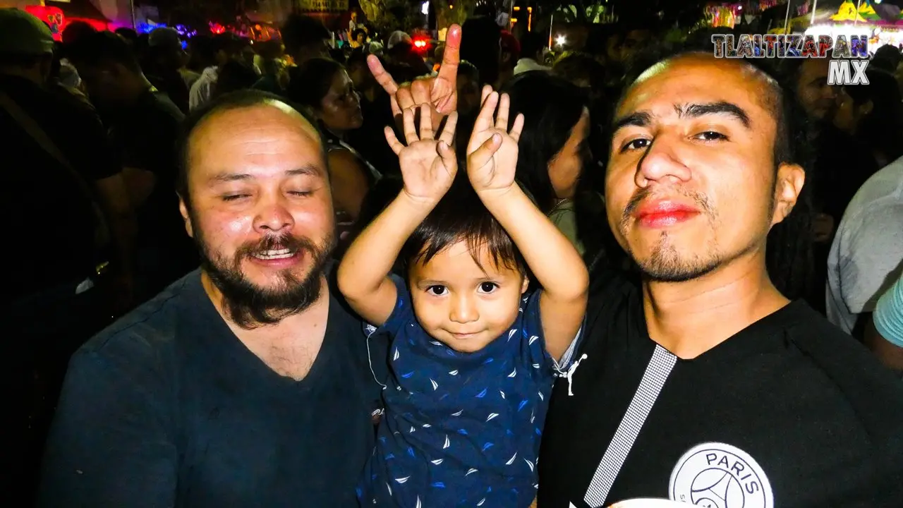 Los amigos carnavaleros disfrutando la noche en Tlaltizapán.