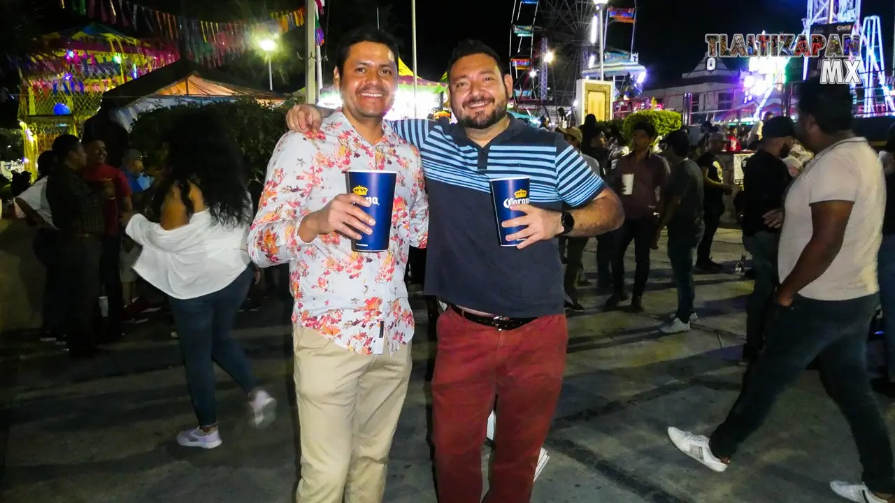 Brindando contentos en el carnaval de Tlaltizapán 2023.