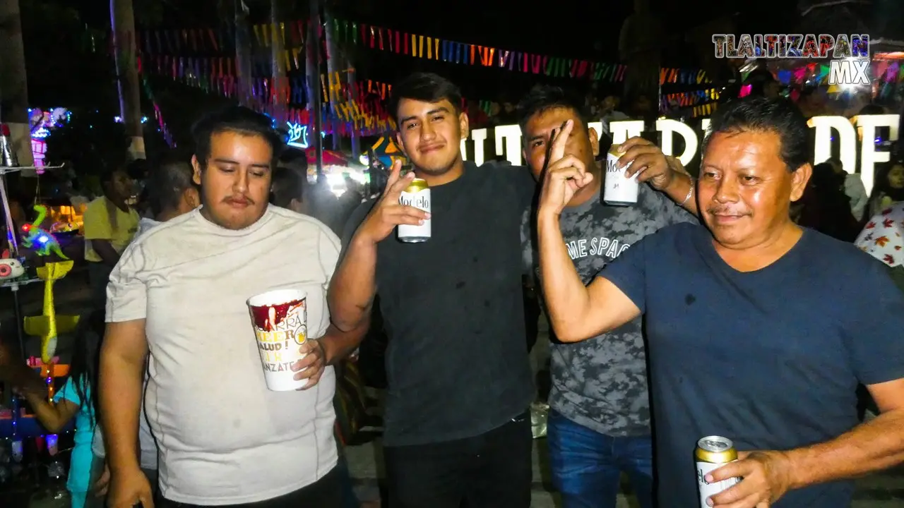 Brindando en la noche de carnaval desde el centro de Tlaltizapán.