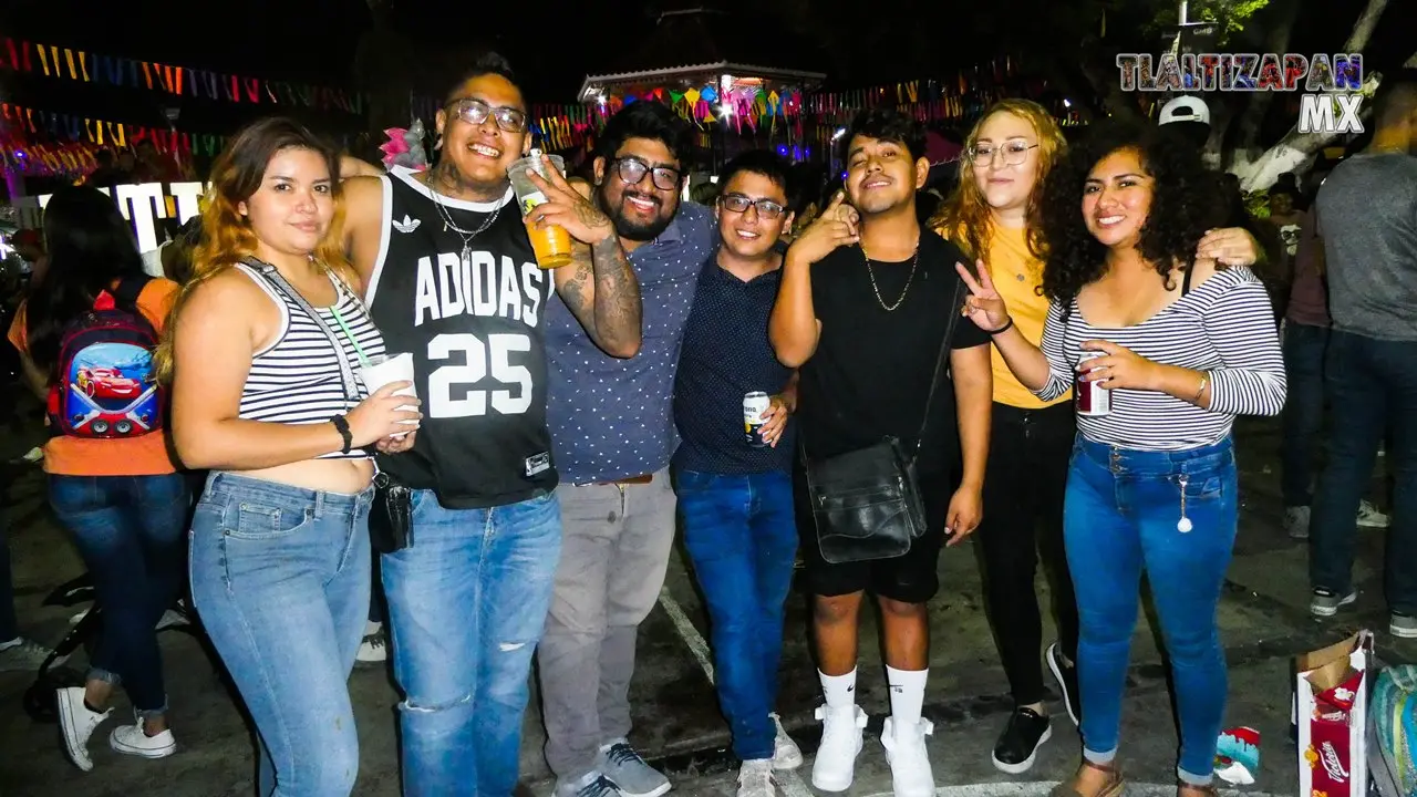Contentos en la noche del jueves de carnaval en Tlaltizapán.