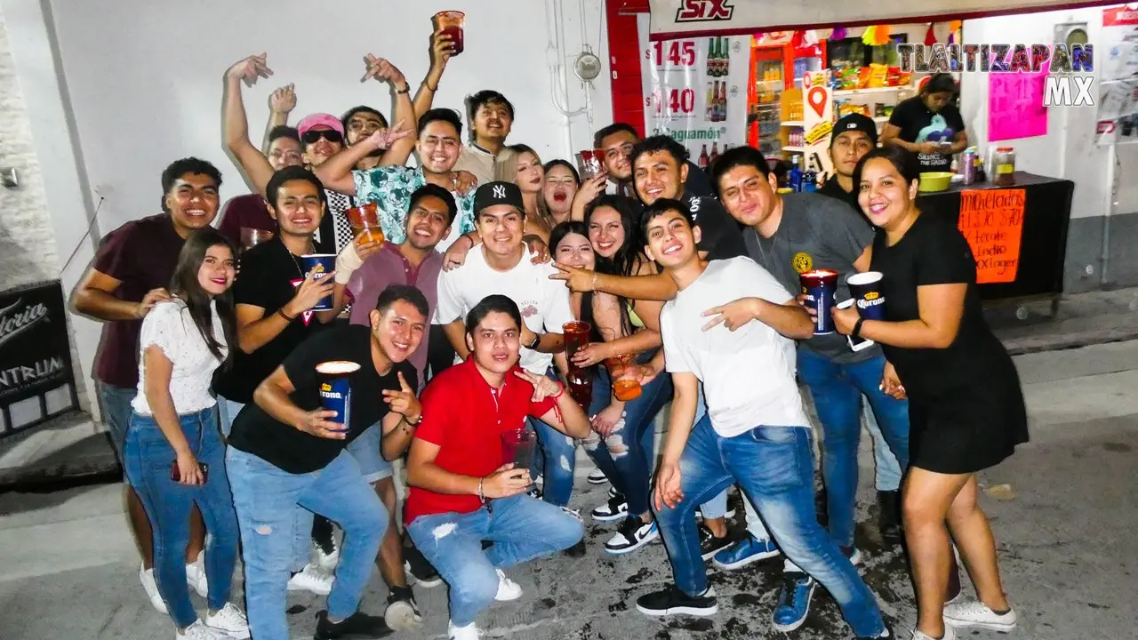 Más amistades carnavaleras que caben en la foto del recuerdo.