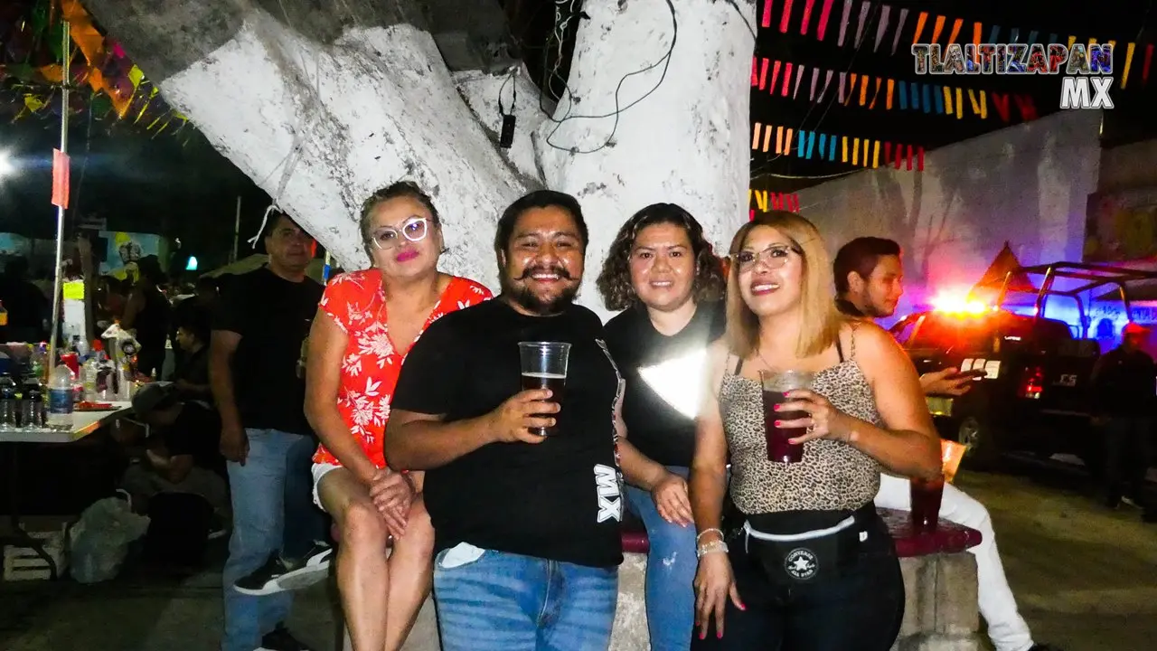 Las amistades carnavaleras en la foto del recuerdo.