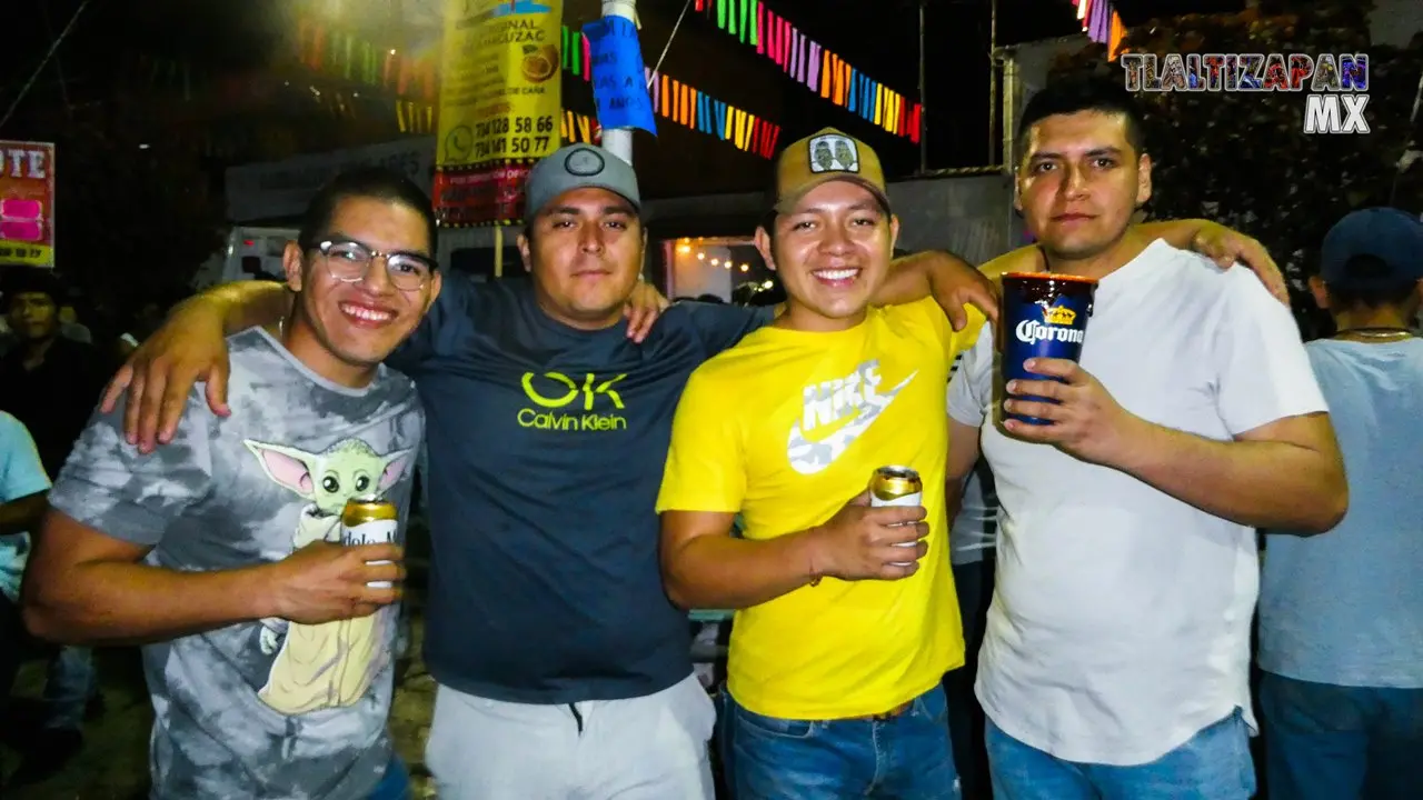 Los amigos de Tlaltizapán disfrutando la noche.